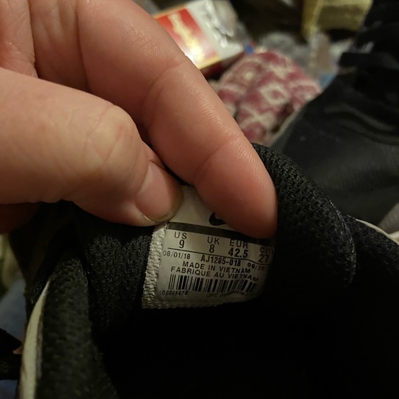 Size 9 very nice shoe . But does have a imperfection on right shoe - Picture 3 of 6